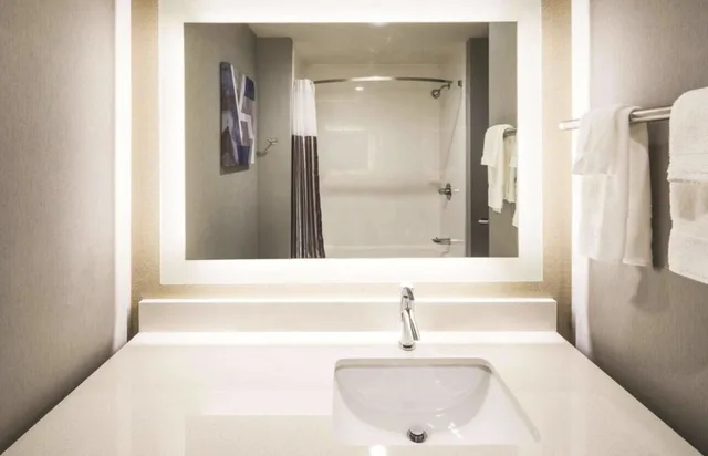غرفة بسرير كينج، La Quinta Inn & Suites by Wyndham Locust Grove 10/10