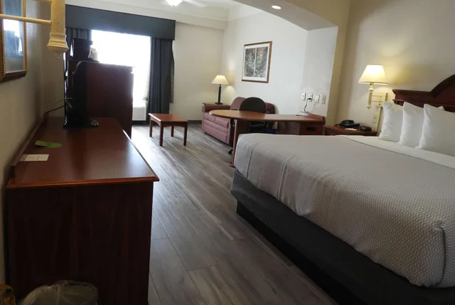 غرفة بسرير كينج مع أريكة، Stay Well Inn & Suites Fort Myers,FL 2/5