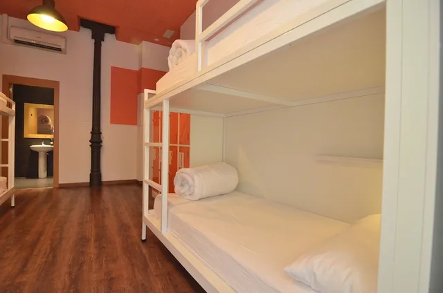 Mixed Dorm, 8 People, Private Bathroom, Far Home Atocha 1/2