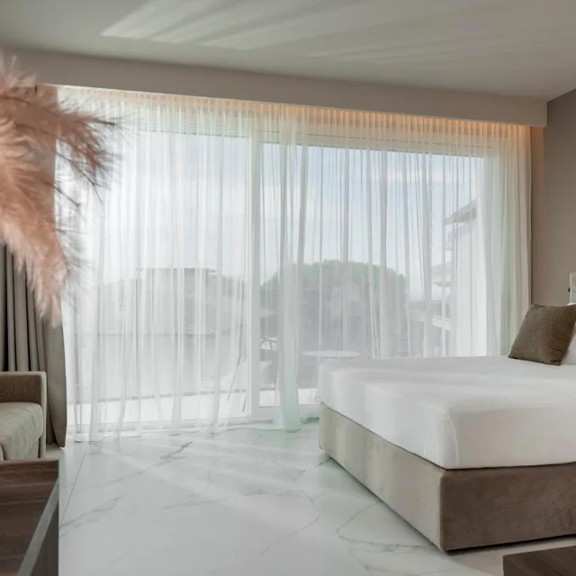 Superior, King Bed, Bolina Suite & Spa 2/2