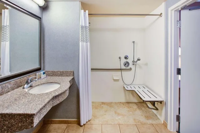 استوديو بسرير كوين مع أريكة لذوي الإعاقة، Hampton Inn & Suites Cape Cod-West Yarmouth 5/6