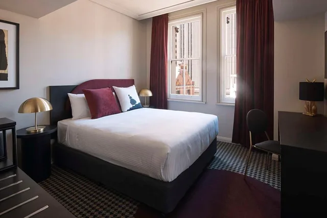 غرفة بسرير كينج وسرير كوين، The Capitol Hotel 1/4