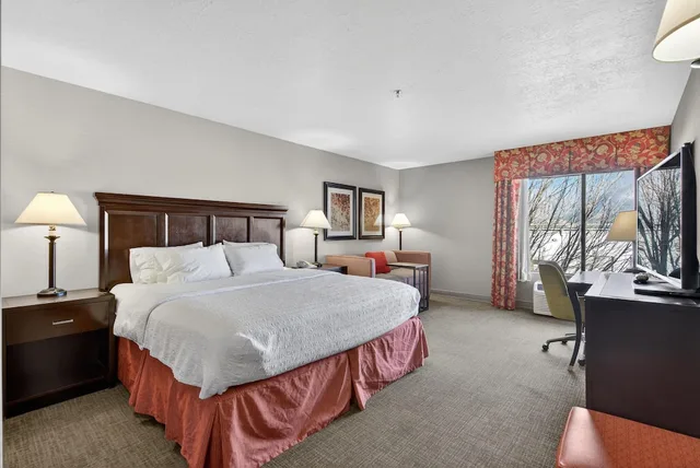 جناح بسرير كينج مع أريكة، Hotel SLC 3/8