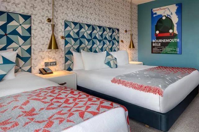غرفة بسرير كينج وسرير فردي مع سرير إضافي، Hilton Bournemouth 2/10