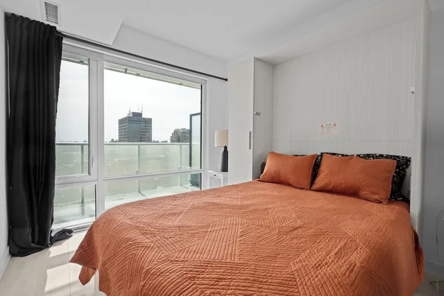 1 Bedroom, Junior, Apartment, Double Bed, City View, Sofa, Teahouse Condos in Downtown Toronto 1/2