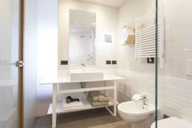 جناح بسرير مزدوج بإطلالة على البحيرة، Hotel de Charme Laveno 2/4