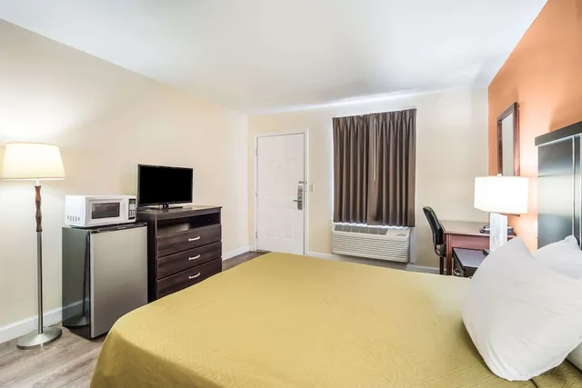 غرفة قياسية بسرير كينج، Econo Lodge Santee SC 2/4