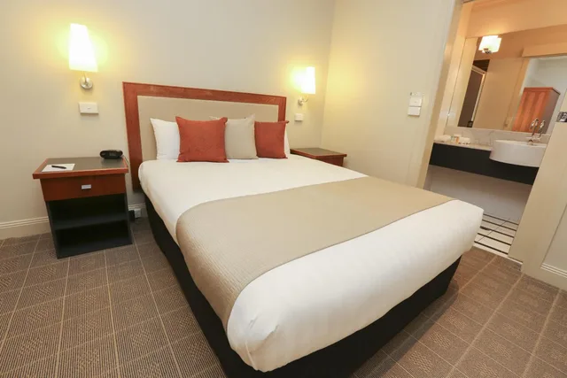 غرفة بسرير كوين بمنطقة جلوس، Quality Hotel Mildura Grand 2/4