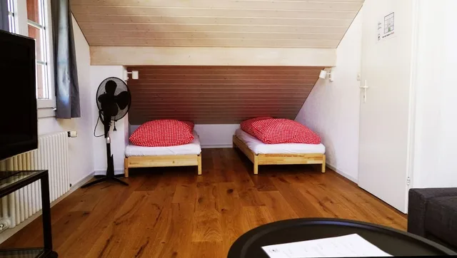 غرفة عائلية بسريرين منفصلين وسرير كوين بإطلالة على الجبل مع أريكة، Adventure Guesthouse 1/3