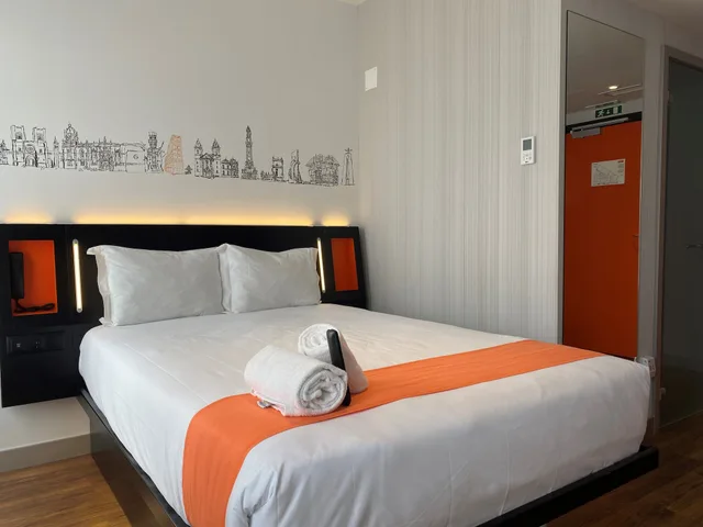 Superior, Double Bed, easyHotel Lisbon 2/3