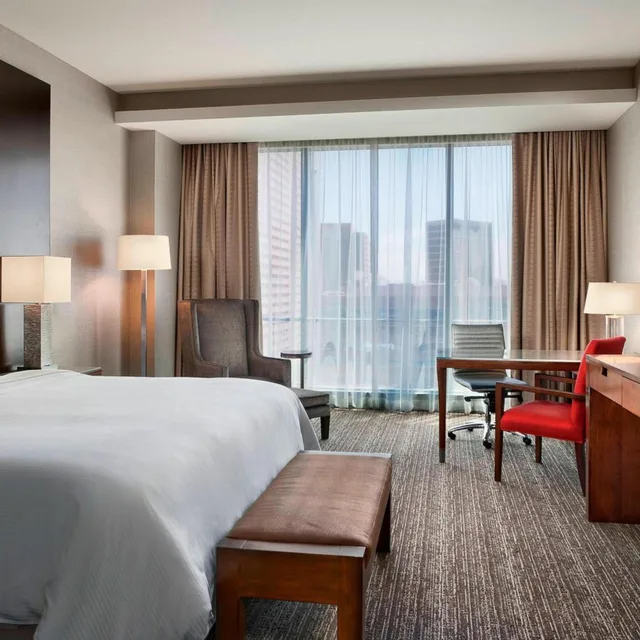 غرفة ديلوكس بسرير كينج بإطلالة على المدينة، Westin Phoenix Downtown 2/5