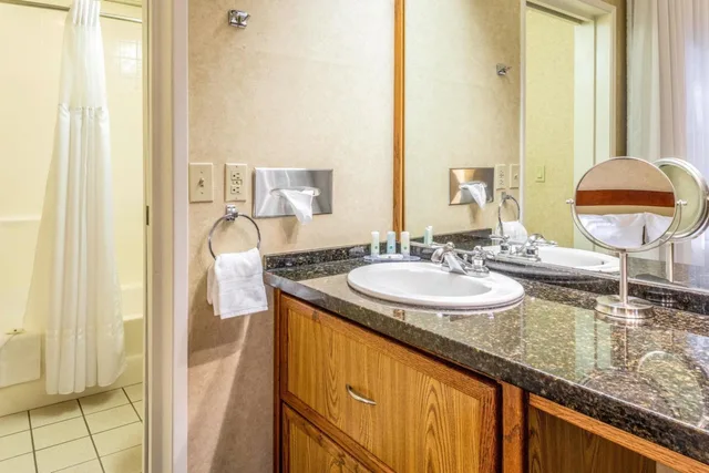 جناح بسريرين مزدوجين بإطلالة على المسبح، Quality Suites Downtown San Luis Obispo CA 6/7