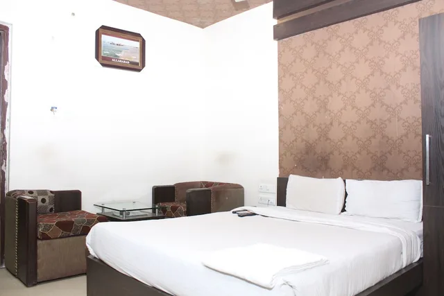 غرفة قياسية بسرير كينج للمدخنين لذوي الإعاقة، OYO Premium Allahabad Civil Lines 3/7