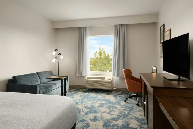 غرفة بسرير كينج مع أريكة، Hampton Inn Suites Deland 7/10