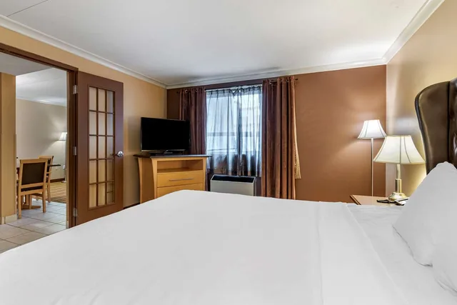 جناح بسرير كينج بغرفتين مع أريكة، Best Western Marquis Inn and Suites 1/3
