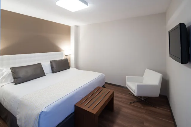 جناح ديلوكس بسرير مزدوج بمسبح خاص، Hotel Catalonia Ramblas 2/3