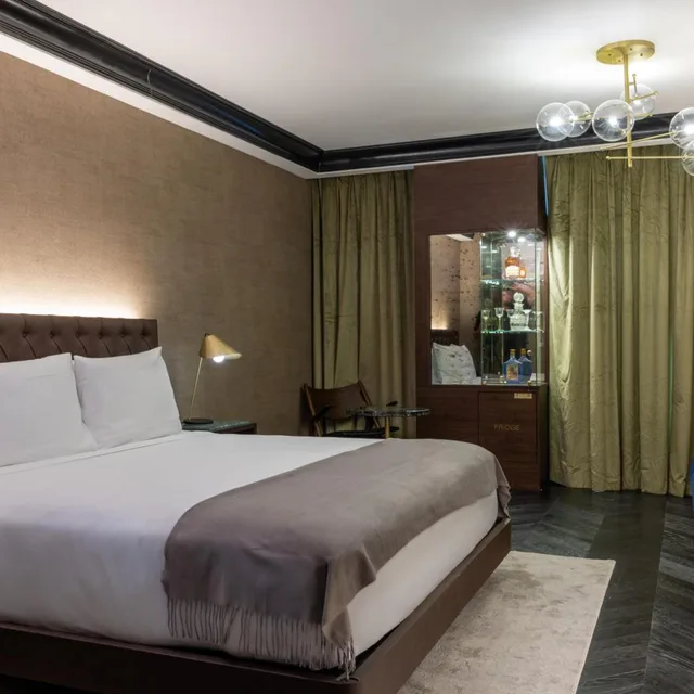 جناح بسرير كينج، Whisky Hotel 1/3