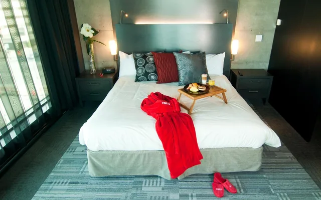 جناح بريستيج بسرير كينج، Grand Times Hotel Sherbrooke 1/8