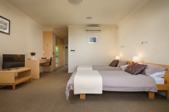 Luxury, Twin Beds, King Bed, Partial Lake View, Private Bathroom، Chalet Eiger 2/10