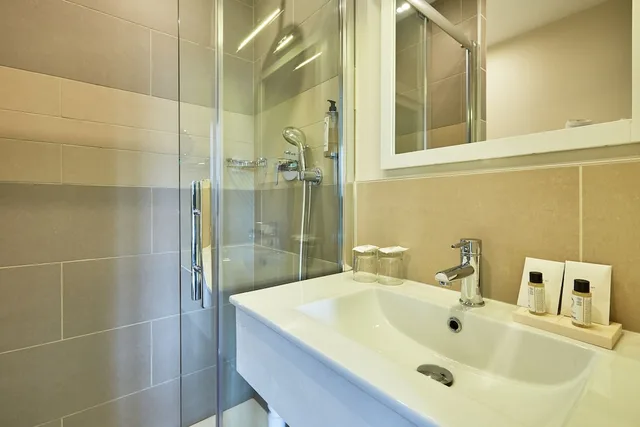 غرفة سوبيريور بسرير كينج بإطلالة على المتنزه، Les Villas D Arromanches 3/3