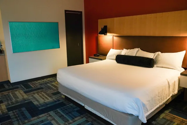جناح جونيور بسرير كينج، Eddy's Resort 1/2