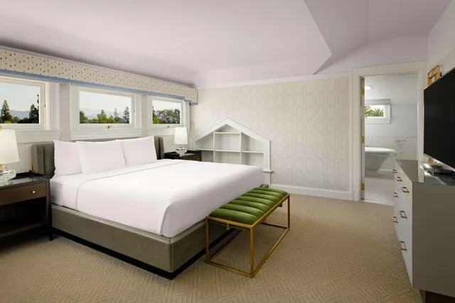 جناح بسرير كوين مع أريكة، Hayes Mansion San Jose, Curio Collection by Hilton 5/10