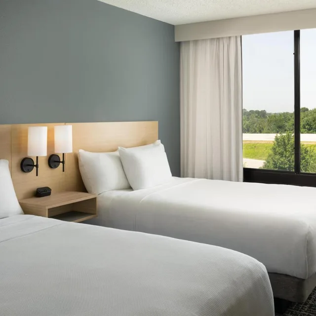 غرفة بسريرين مزدوجين مع أريكة في طابق مرتفع، Hyatt Place Rogers / Bentonville 2/3