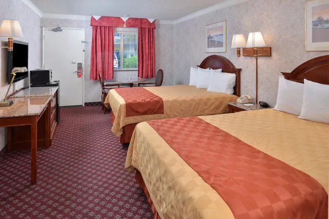غرفة بسريرين كوين، Americas Best Value Inn & Suites Fontana 1/4