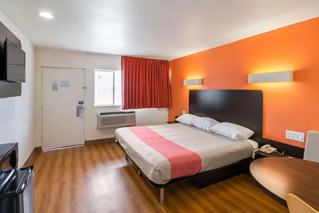 غرفة بسرير كينج لغير المدخنين، Motel6 El Paso, TX - Airport - Fort Bliss 1/10
