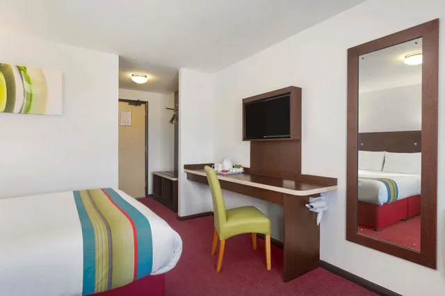 Room, Double Bed, Ramada by Wyndham South Mimms M25 2/3