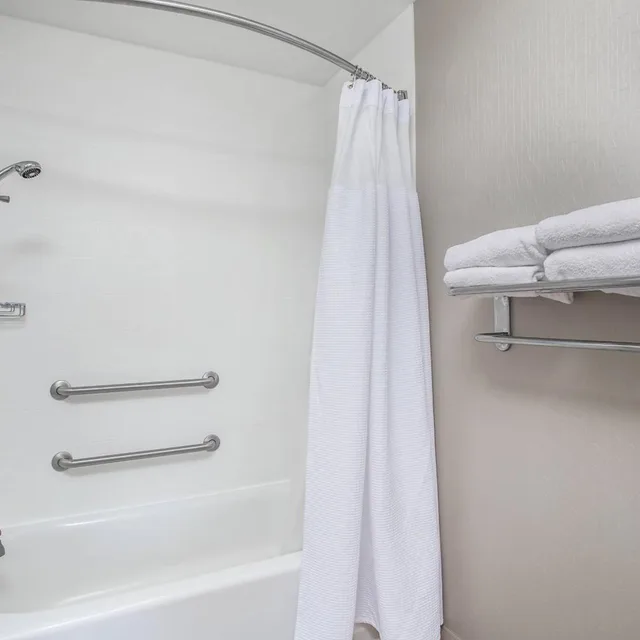 جناح بسرير كينج مع سرير سحّاب إضافي مع أريكة لذوي الإعاقة، Springhill Suites Pigeon Forge 4/6