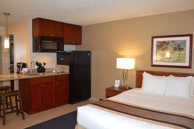 غرفة بسرير كوين بمطبخ صغير، Best Western Cascadia Inn 2/10
