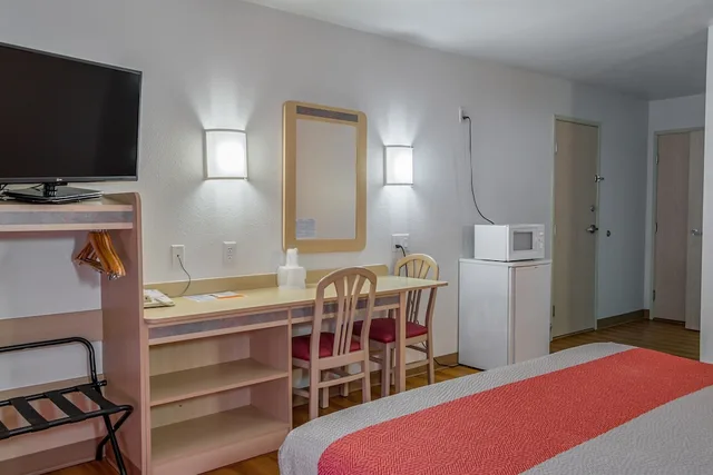 غرفة قياسية بسرير كينج، Motel6 Redmond, OR 2/4