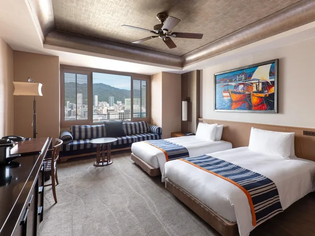 غرفة كلوب تنفيذية بسريرين منفصلين بإطلالة على المدينة مع دخول الصالة، Oriental Hotel 1/2