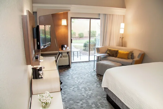 غرفة بسرير كينج بشرفة، Courtyard Rocky Mount 1/6