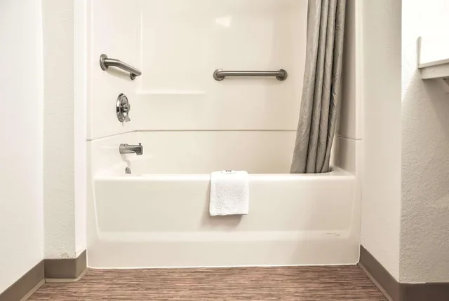 1 Queen Bed ADA/RI Shower، Motel6 Saint Joseph, MO 4/4
