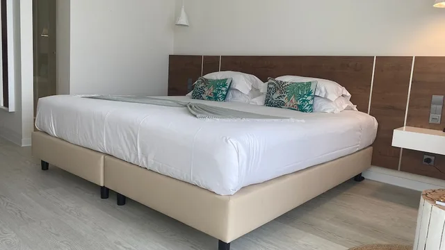 غرفة بسرير كينج بإطلالة على المسبح، Porto Covo Praia Hotel & SPA 1/4