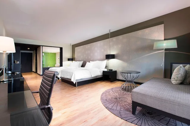 غرفة بسريرين مزدوجين بإطلالة على الحديقة بشرفة، Le Meridien Chiang Rai Resort 1/3