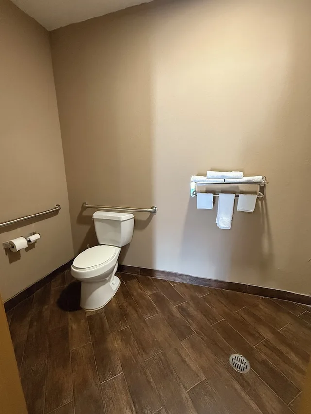 غرفة بسرير كينج مع أريكة لذوي الإعاقة، Executive Inn & Suites Floresville 9/10