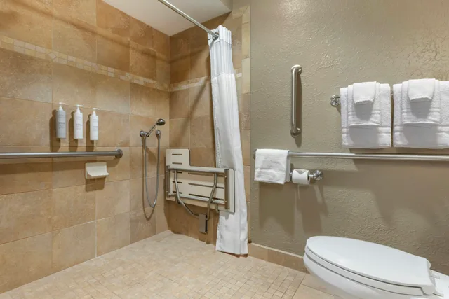 غرفة بسريرين مزدوجين وسرير كينج بغرفتي نوم لذوي الإعاقة، Hilton Vacation Club Villas de Santa Fe 5/12