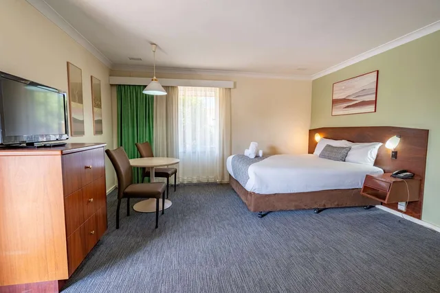 غرفة تنفيذية بسرير كينج، Hospitality Kalgoorlie, SureStay Collection by Best Western 1/4