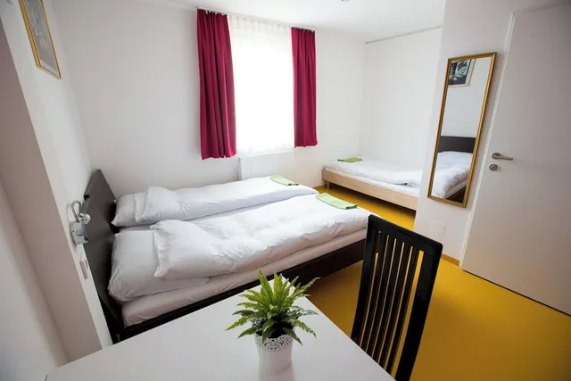 غرفة ثلاثية بسرير مزدوج وسرير فردي، A T Holiday Hostel Wien 6/7