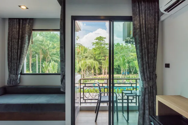 غرفة ديلوكس بسرير كينج بإطلالة على المسبح، River Front Krabi Hotel 4/6