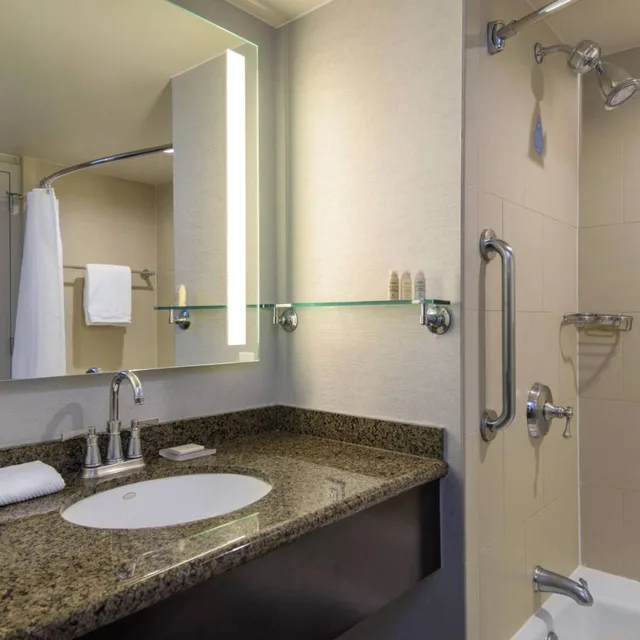 Room, 2 Queen Beds, Allergy Friendly، Renaissance Palm Springs 7/9