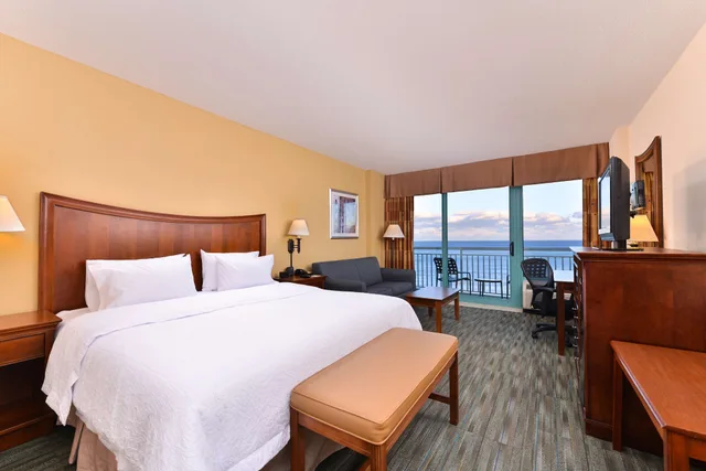 غرفة بسرير كينج بإطلالة على البحر لذوي الإعاقة، Hampton Inn Virginia Beach Oceanfront South 1/8
