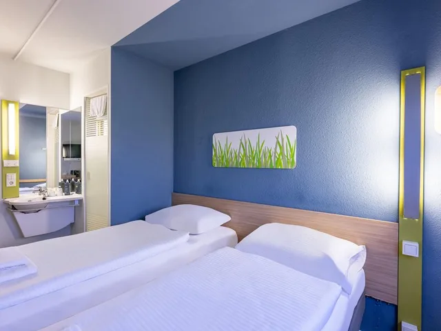 غرفة بسريرين منفصلين بشرفة، B&B Hotel Mannheim-City 1/1