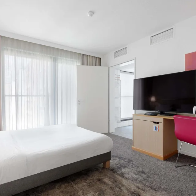 غرفة قياسية بسرير كينج وسرير كوين لذوي الإعاقة، Novotel Berlin Mitte 4/7