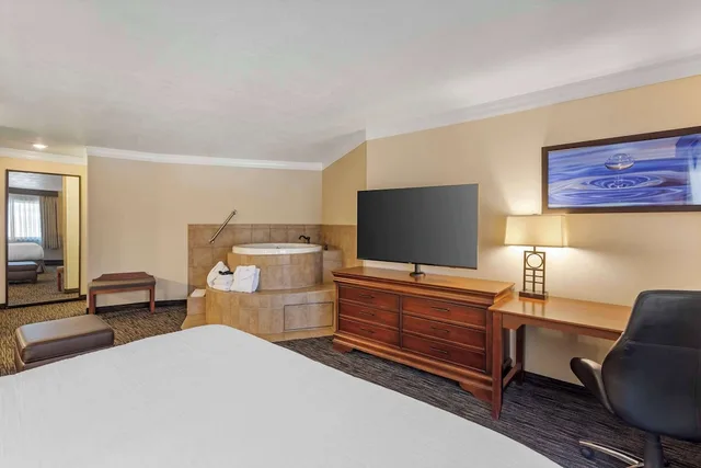 غرفة قياسية بسرير كينج مع أريكة بحوض جاكوزي، Best Western Plus Landmark Inn 4/10