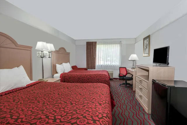 غرفة قياسية بسريرين كوين، Days Inn by Wyndham Kansas City International Airport 2/6