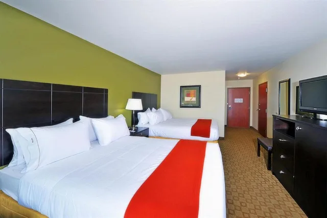 غرفة بسريرين كوين بحوض استحمام لذوي الإعاقة، Greentree Inn Suites Florence 2/3